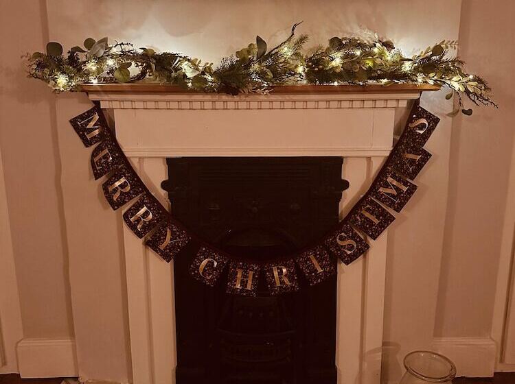 Beautiful 6 Bed Home   Bar & Vast Living Space