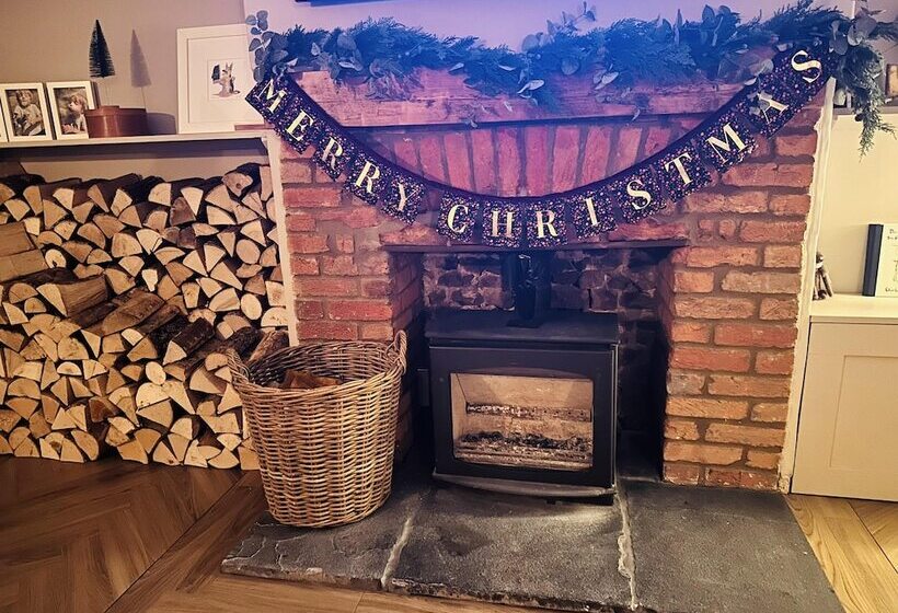 Beautiful 6 Bed Home   Bar & Vast Living Space