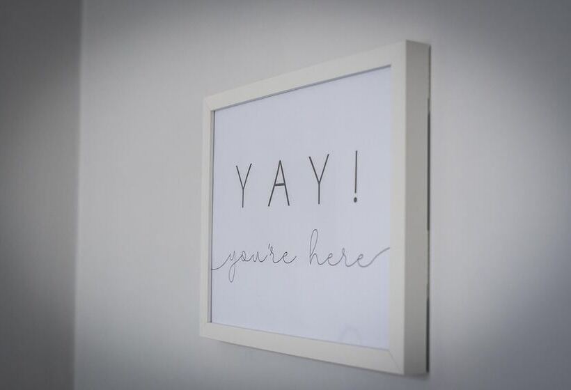 Beautiful 6 Bed Home   Bar & Vast Living Space