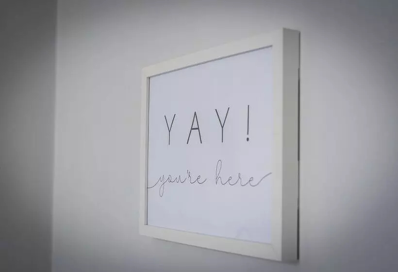 Beautiful 6 Bed Home   Bar & Vast Living Space