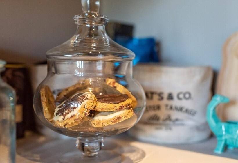 Beautiful 6 Bed Home   Bar & Vast Living Space