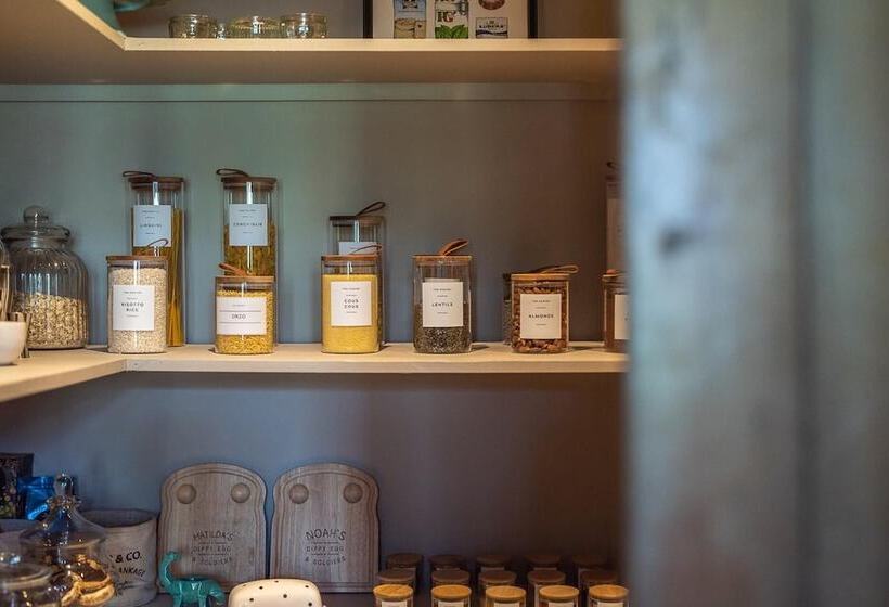 Beautiful 6 Bed Home   Bar & Vast Living Space