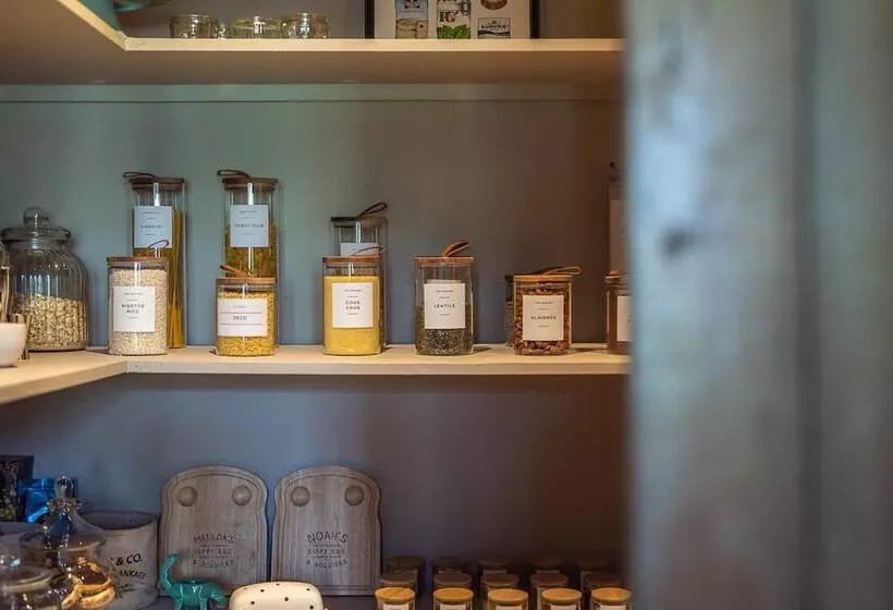 Beautiful 6 Bed Home   Bar & Vast Living Space