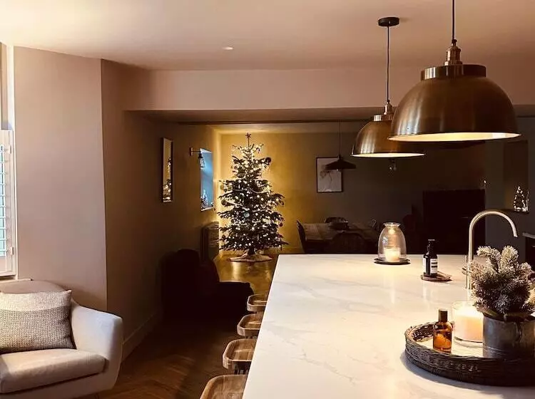 Beautiful 6 Bed Home   Bar & Vast Living Space