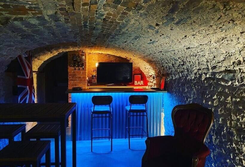 Beautiful 6 Bed Home   Bar & Vast Living Space