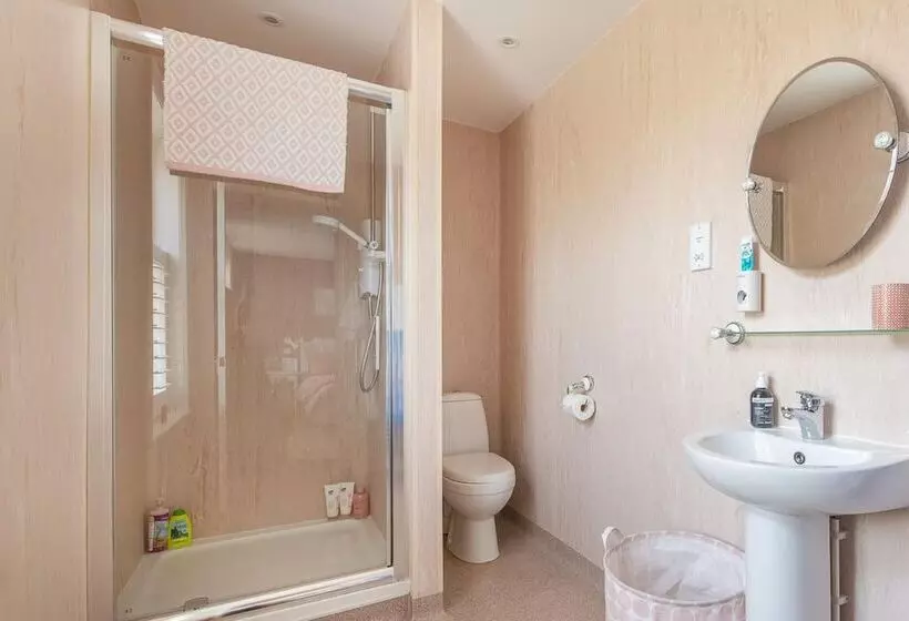 Beautiful 6 Bed Home   Bar & Vast Living Space