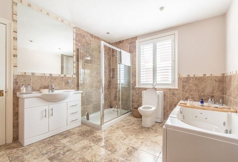 Beautiful 6 Bed Home   Bar & Vast Living Space