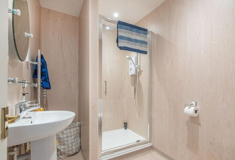 Beautiful 6 Bed Home   Bar & Vast Living Space