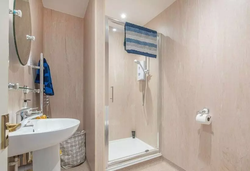 Beautiful 6 Bed Home   Bar & Vast Living Space