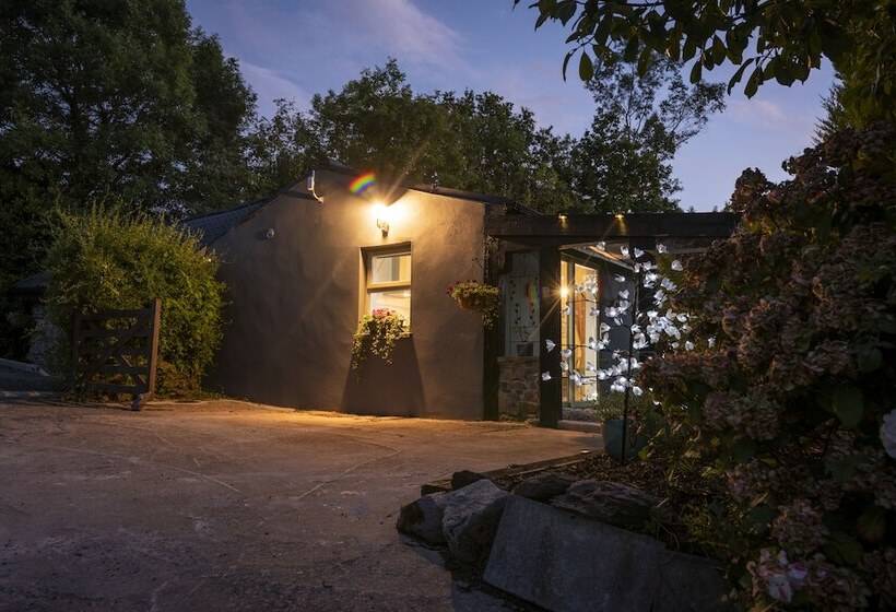 Newly Renovated, Stylish Self Catering Apartment