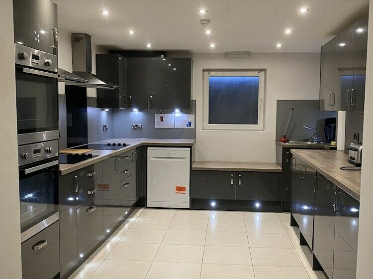 Extra Large Six Bed Six Bath Townhouse