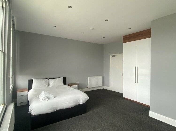 Extra Large Six Bed Six Bath Townhouse