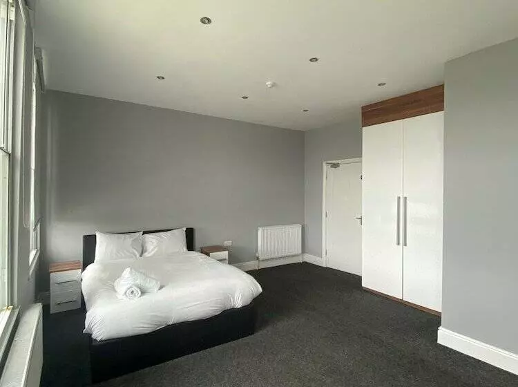 Extra Large Six Bed Six Bath Townhouse