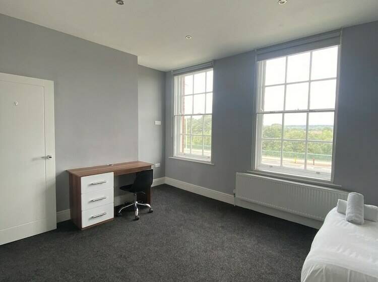 Extra Large Six Bed Six Bath Townhouse