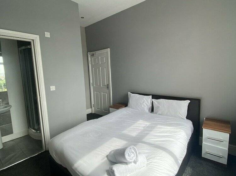 Extra Large Six Bed Six Bath Townhouse