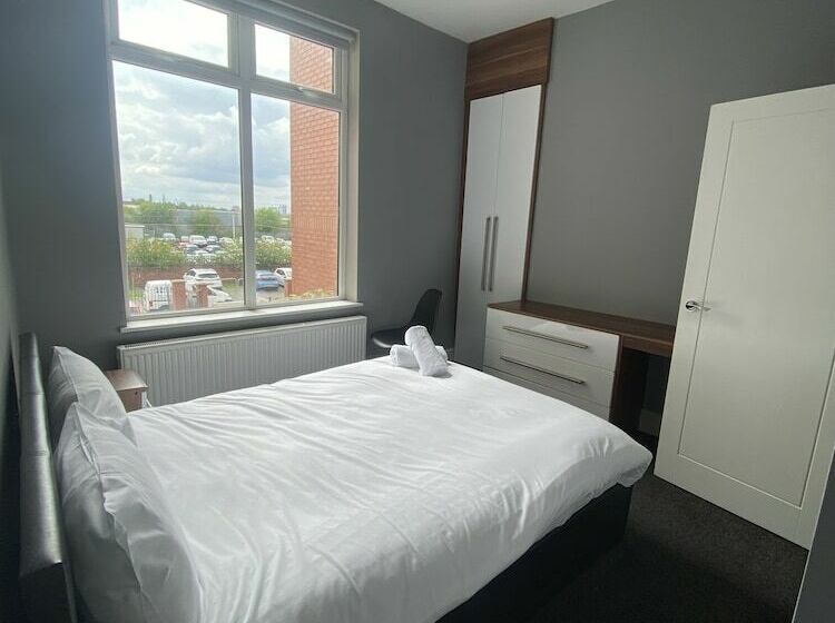 Extra Large Six Bed Six Bath Townhouse