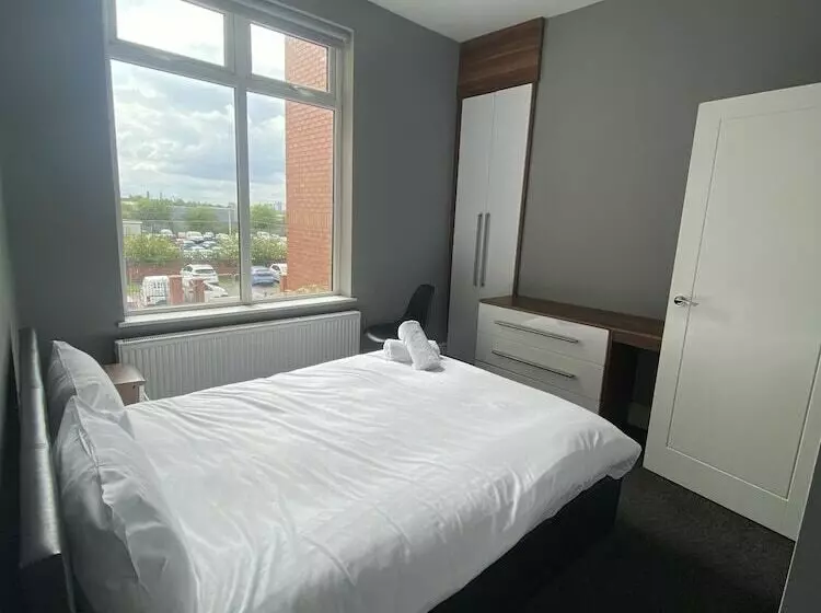 Extra Large Six Bed Six Bath Townhouse