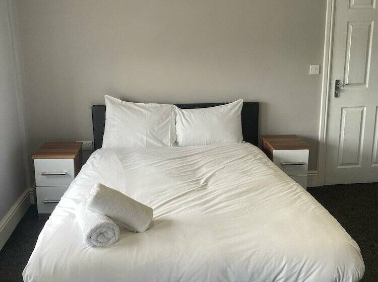 Extra Large Six Bed Six Bath Townhouse