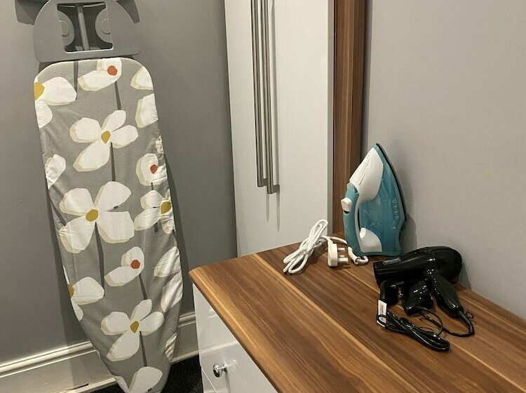 Extra Large Six Bed Six Bath Townhouse