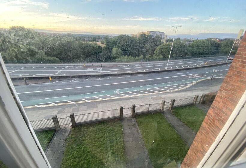 Extra Large Six Bed Six Bath Townhouse