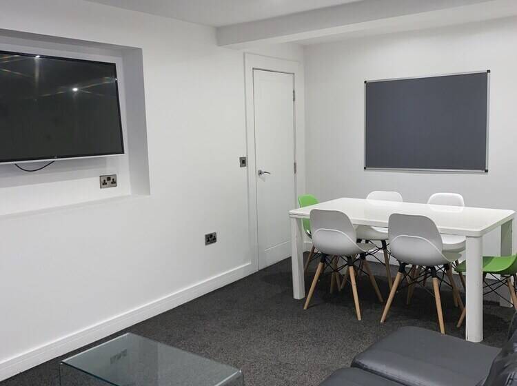 Extra Large Six Bed Six Bath Townhouse