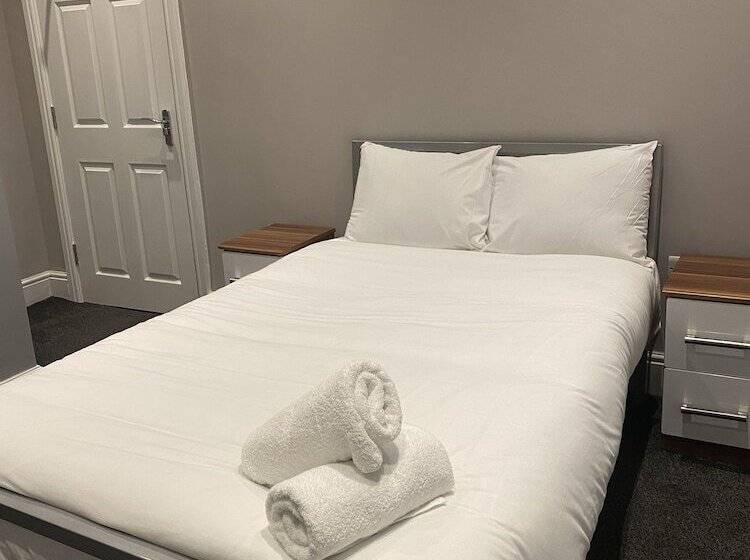 Extra Large Six Bed Six Bath Townhouse