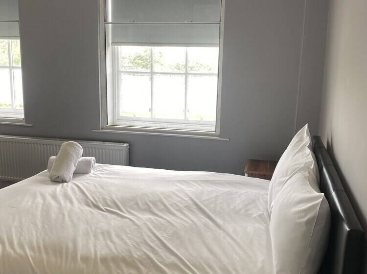 Extra Large Six Bed Six Bath Townhouse