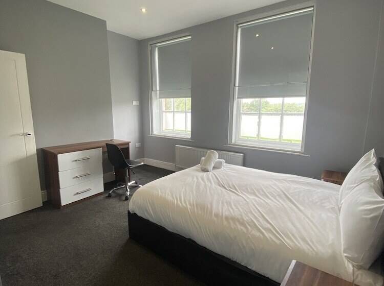 Extra Large Six Bed Six Bath Townhouse