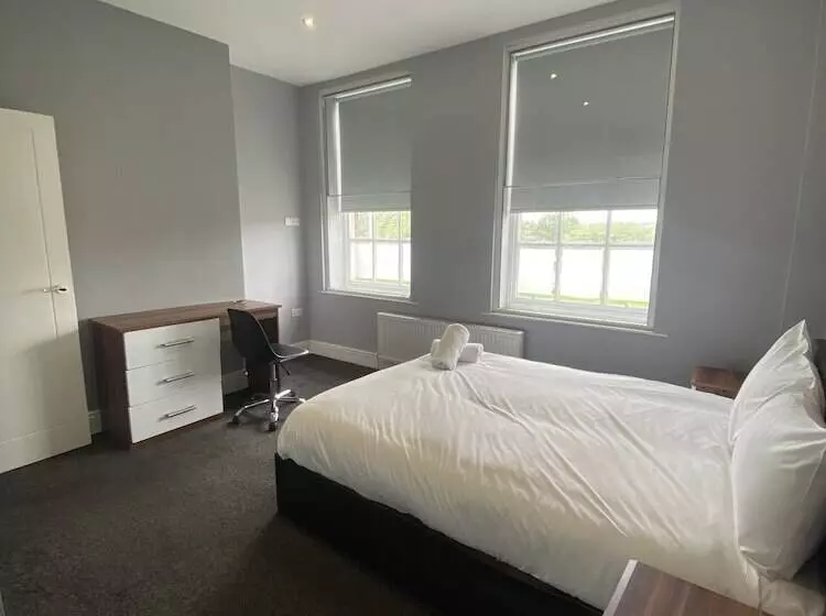 Extra Large Six Bed Six Bath Townhouse