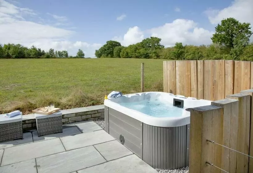 Snowdrop Lodge, 9 Roadford Lake Lodges
