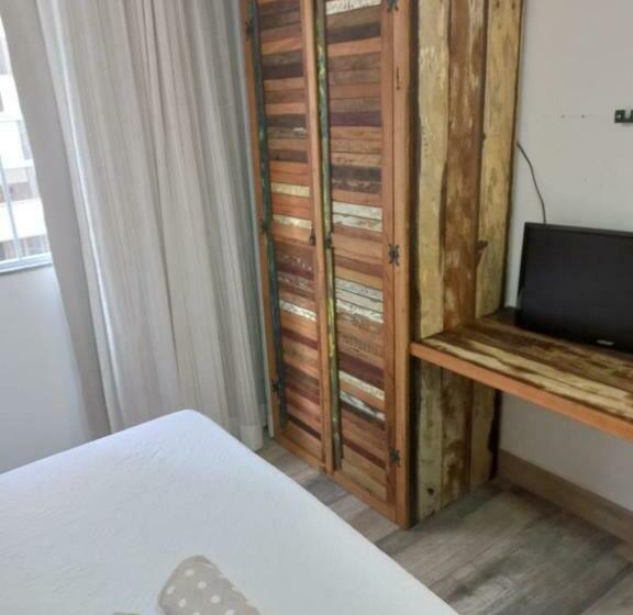 Flat Beverly Hills 401a