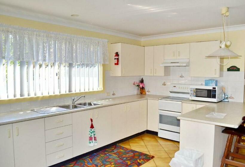 Wenlaw Cottage Rear Hat Head