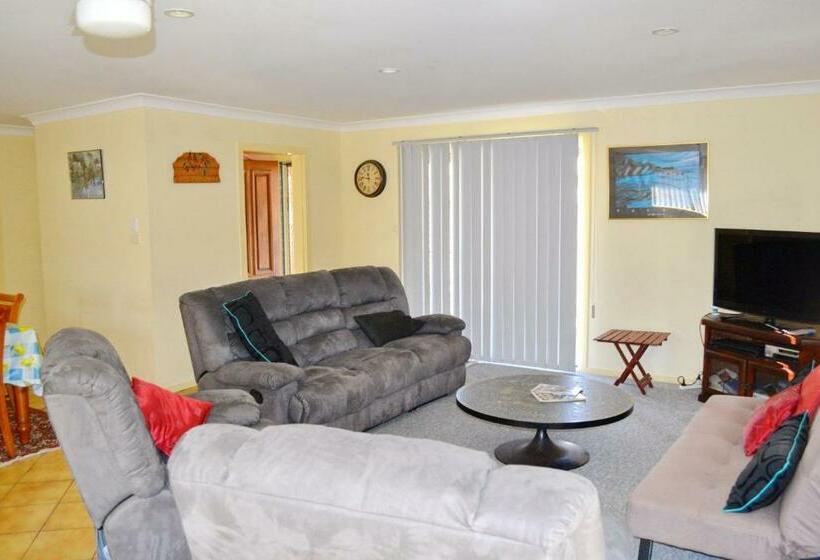 Wenlaw Cottage Rear Hat Head