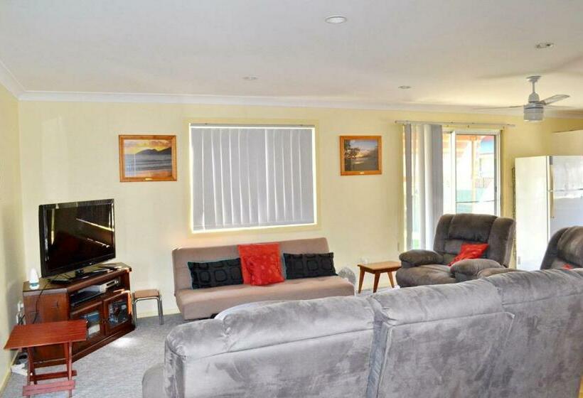 Wenlaw Cottage Rear Hat Head