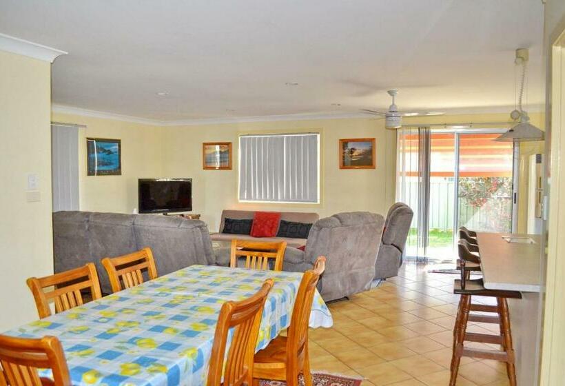 Wenlaw Cottage Rear Hat Head