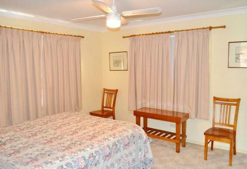 Wenlaw Cottage Rear Hat Head