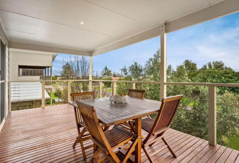 Madeit In Coronet Bay