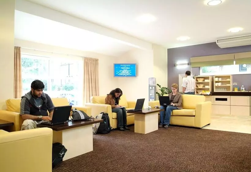 酒店 Cranfield Management Development Centre