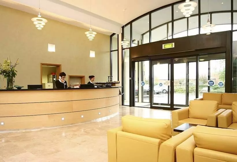 酒店 Cranfield Management Development Centre