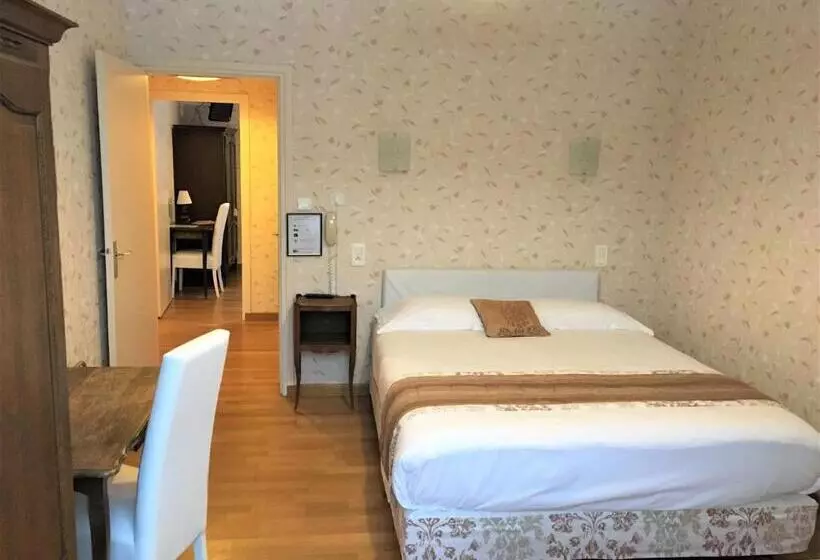 호텔 Hôtel Restaurant Le Grillon