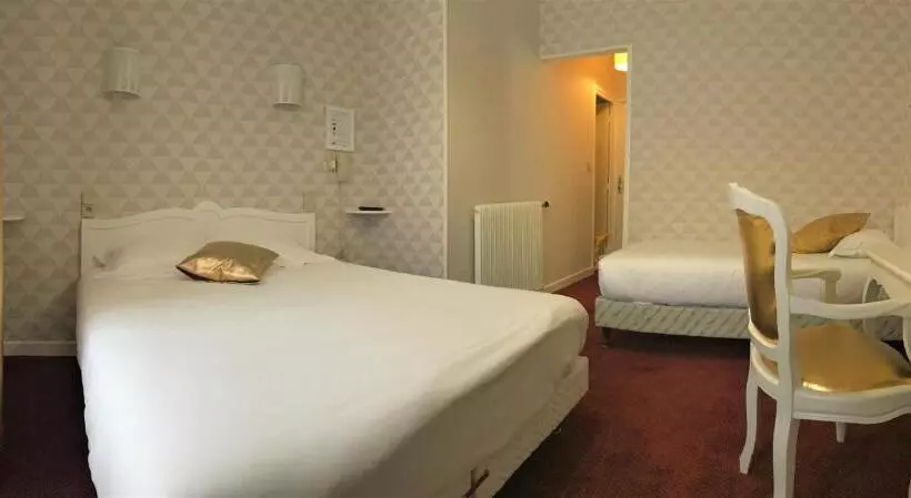 호텔 Hôtel Restaurant Le Grillon