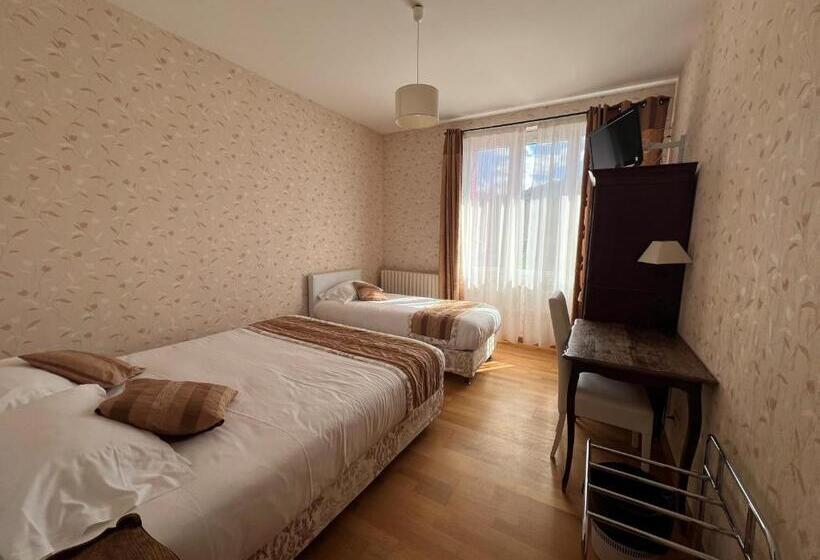 Отель Hôtel Restaurant Le Grillon