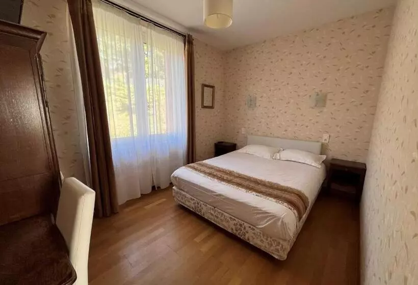 호텔 Hôtel Restaurant Le Grillon