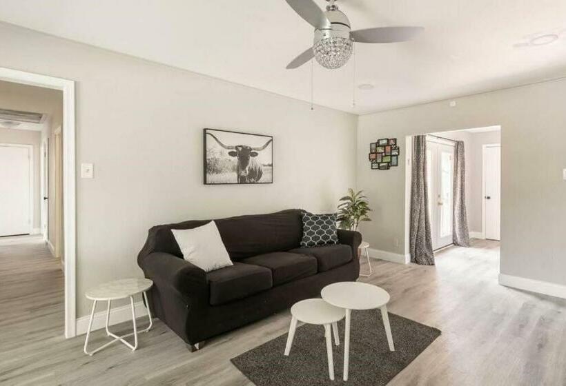 4 Bed 3 Bath House, Spacious, Smart Tvs In All Rooms, Whole House To Yourself