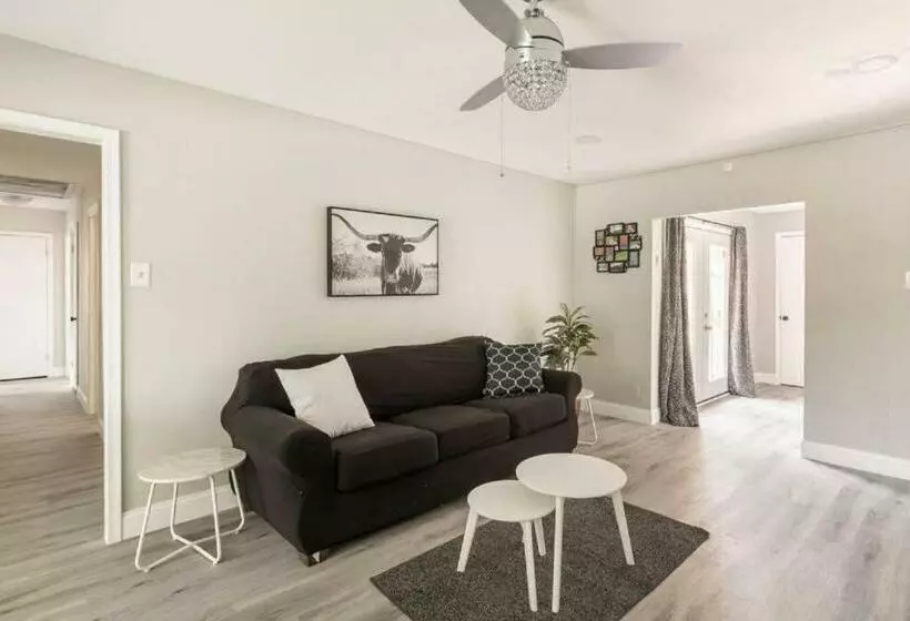 4 Bed 3 Bath House, Spacious, Smart Tvs In All Rooms, Whole House To Yourself