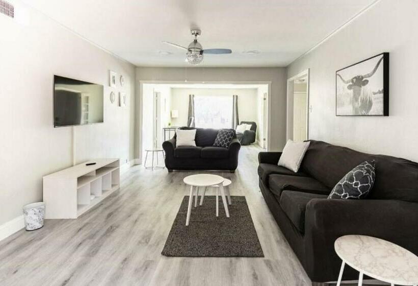 4 Bed 3 Bath House, Spacious, Smart Tvs In All Rooms, Whole House To Yourself