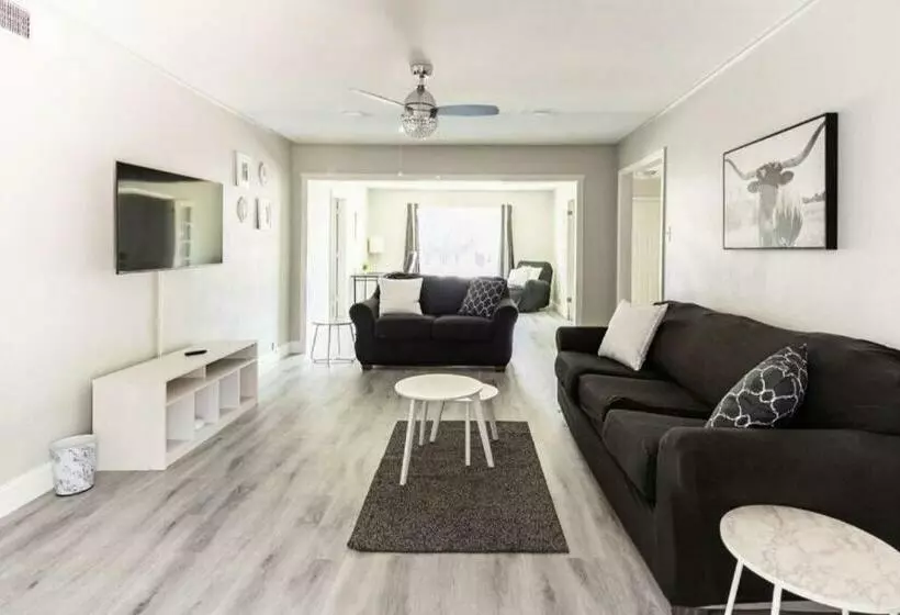 4 Bed 3 Bath House, Spacious, Smart Tvs In All Rooms, Whole House To Yourself