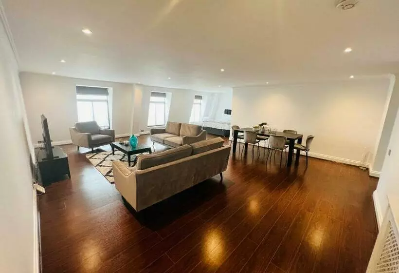 Spacious 2 Bedroom Apartment In Piccadilly 6100p