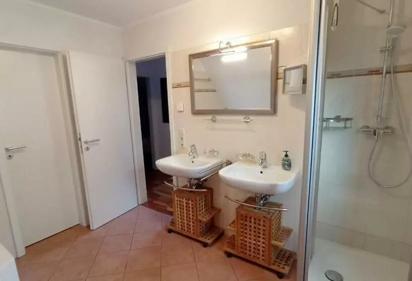 Haus Pangea B47690