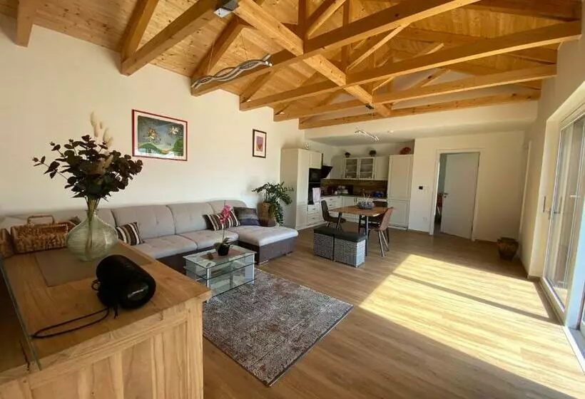 Prosluněný Dům S Výhledem Na Pálavu